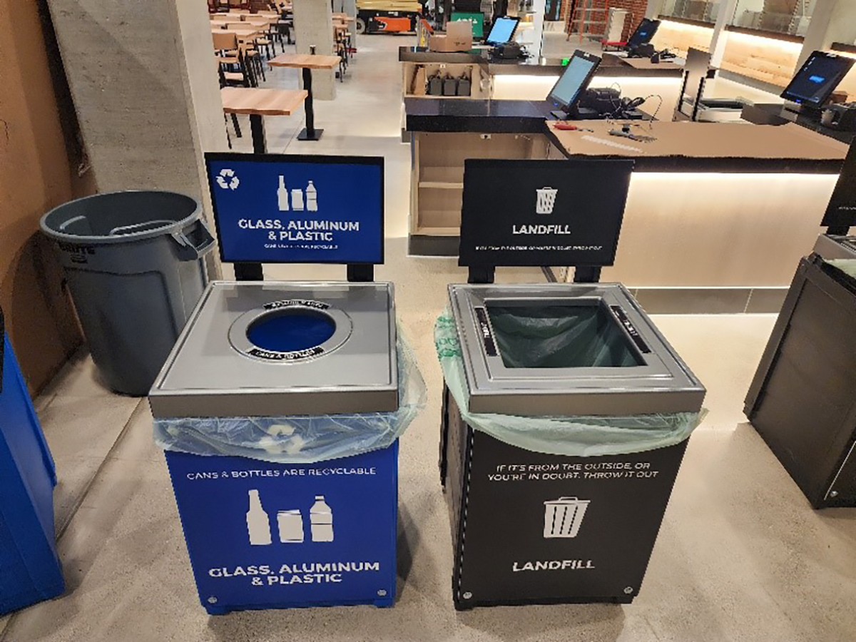 Stand 44 Receptacles